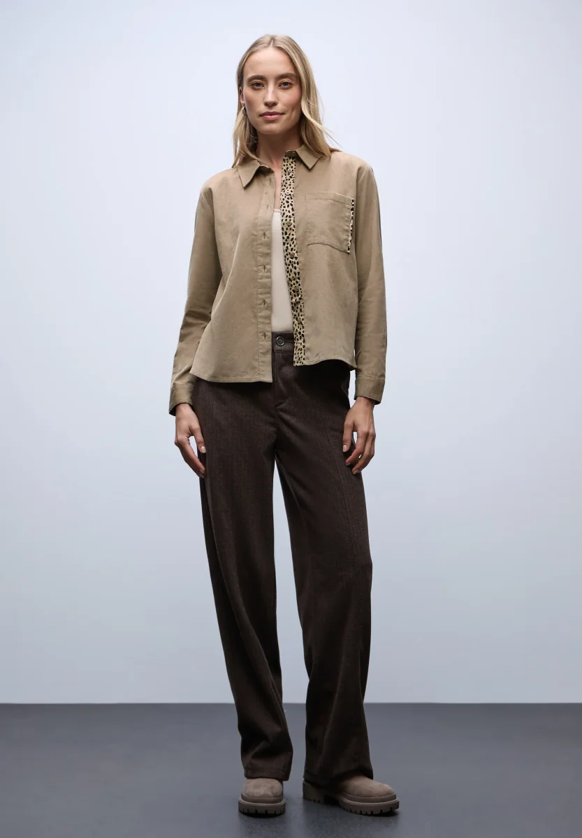 Cordbluse mit Tapedetails – Bild 7